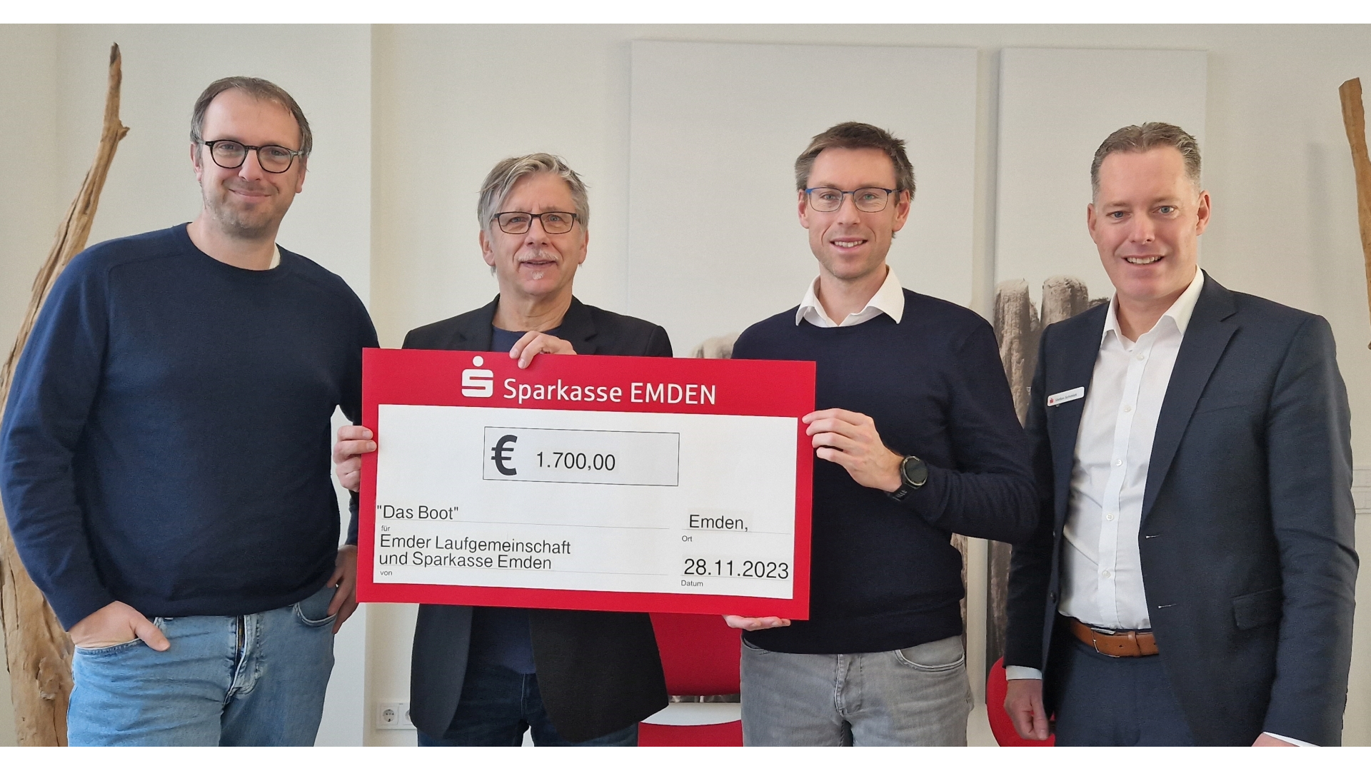 Spendenübergabe vom 13. Emder Sparkassen-Delftlauf 