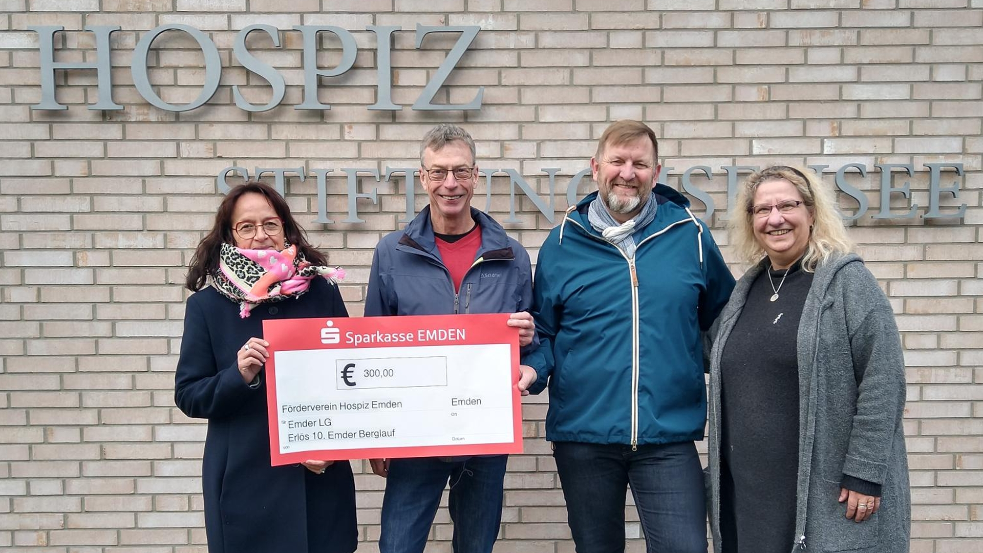 Spendenübergabe vom Erlös des 10. Emder Berglaufes
